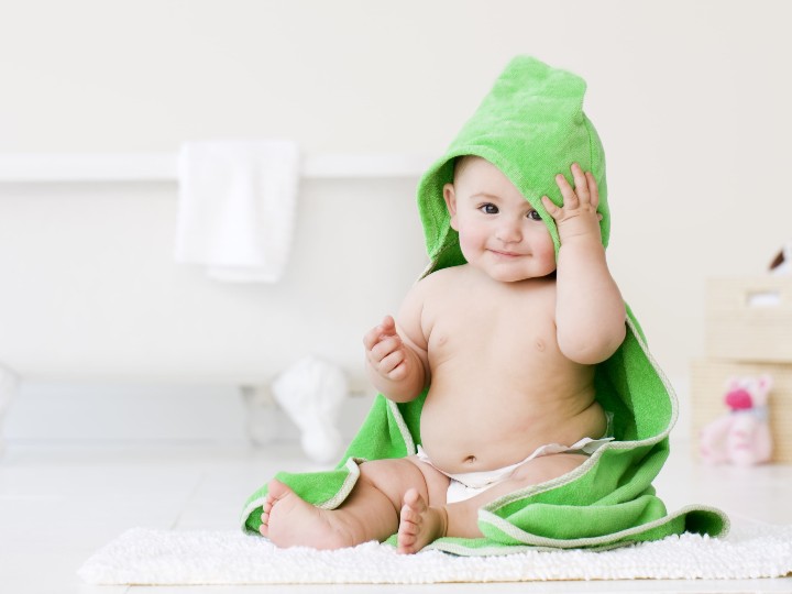 Tips para asear a tu bebé de la forma correcta y sin lastimarlo